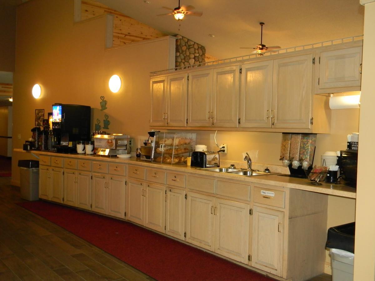 Boarders Inn & Suites By Cobblestone Hotels Сьюпириор Экстерьер фото