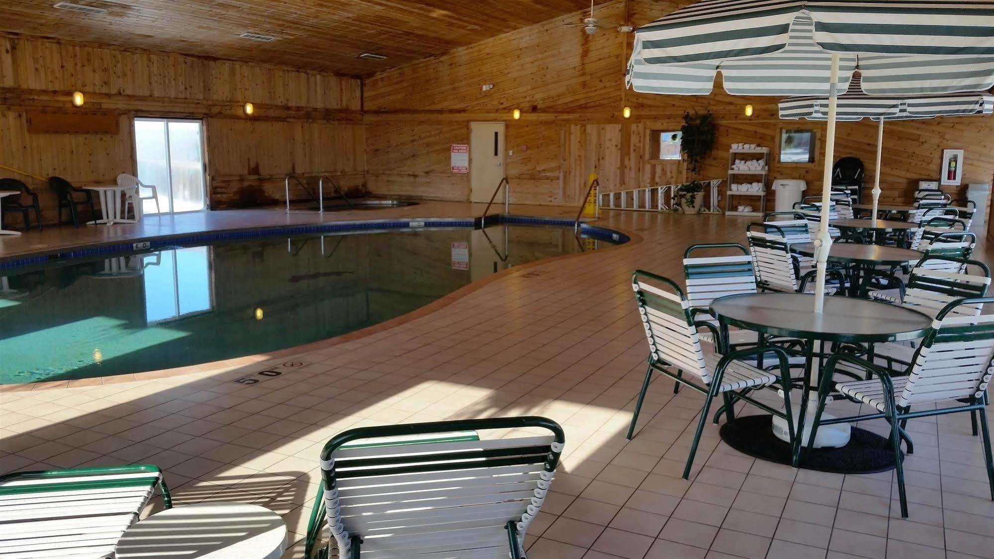 Boarders Inn & Suites By Cobblestone Hotels Сьюпириор Экстерьер фото